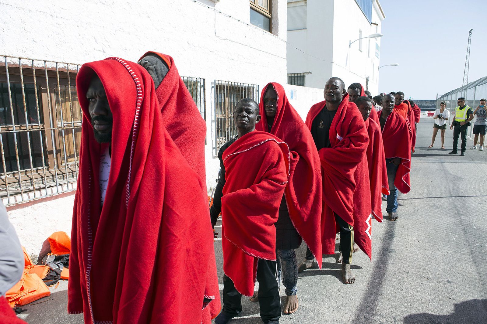 La Guardia Civil detiene a 18 inmigrantes que llegaron a una playa de Albuñol