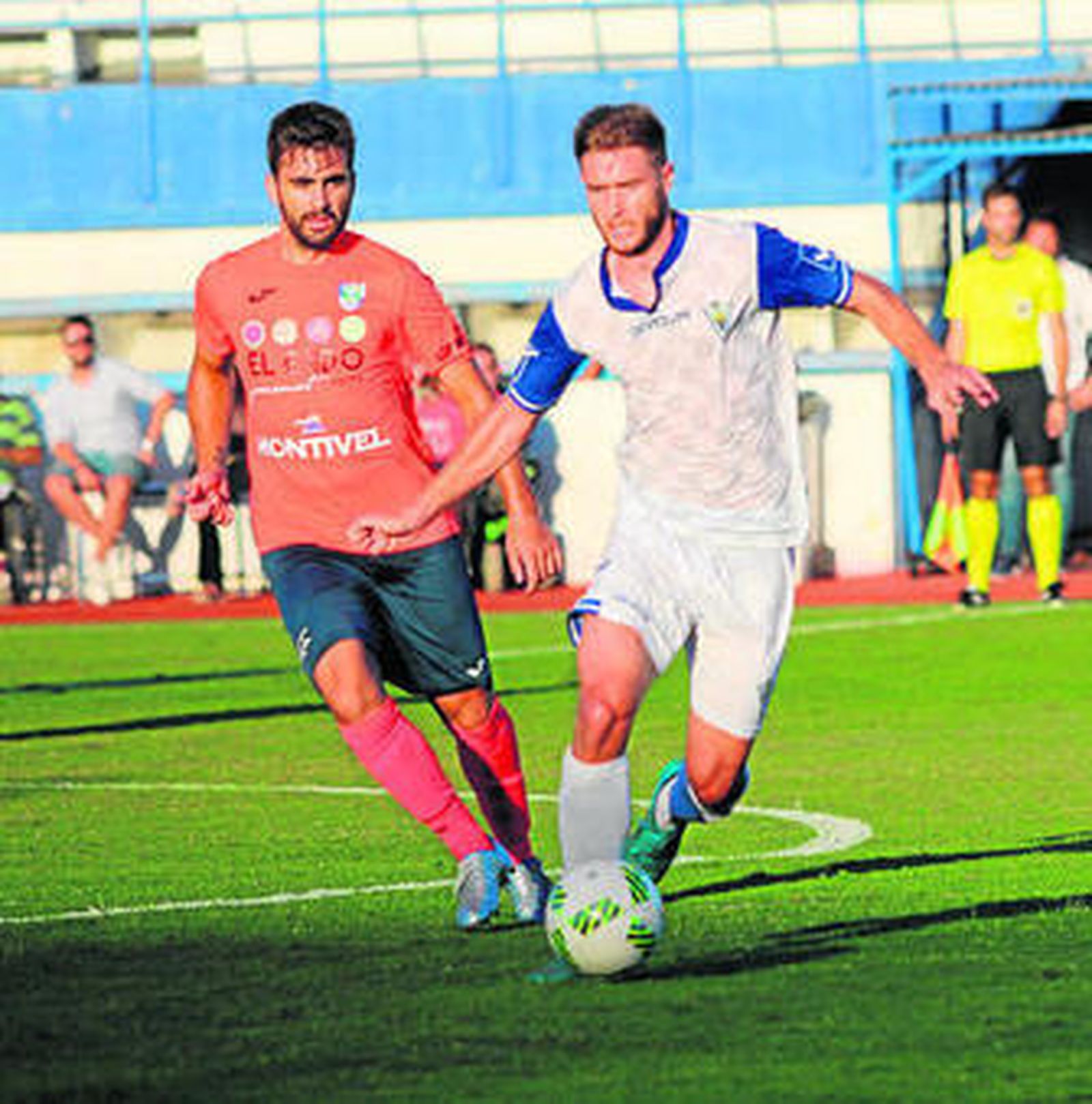 El delantero ejidense Samu Corral presiona a un jugador del Marbella.