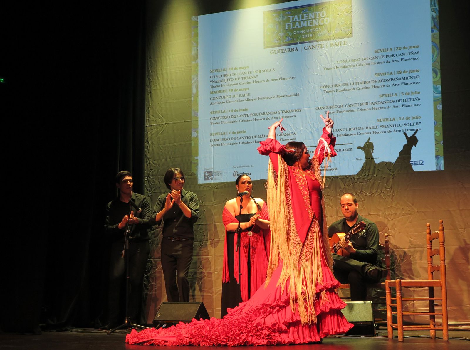 La bailaora Rocío Romero cerró el acto acompañada por otros artistas becados como ella en la anterior edición.