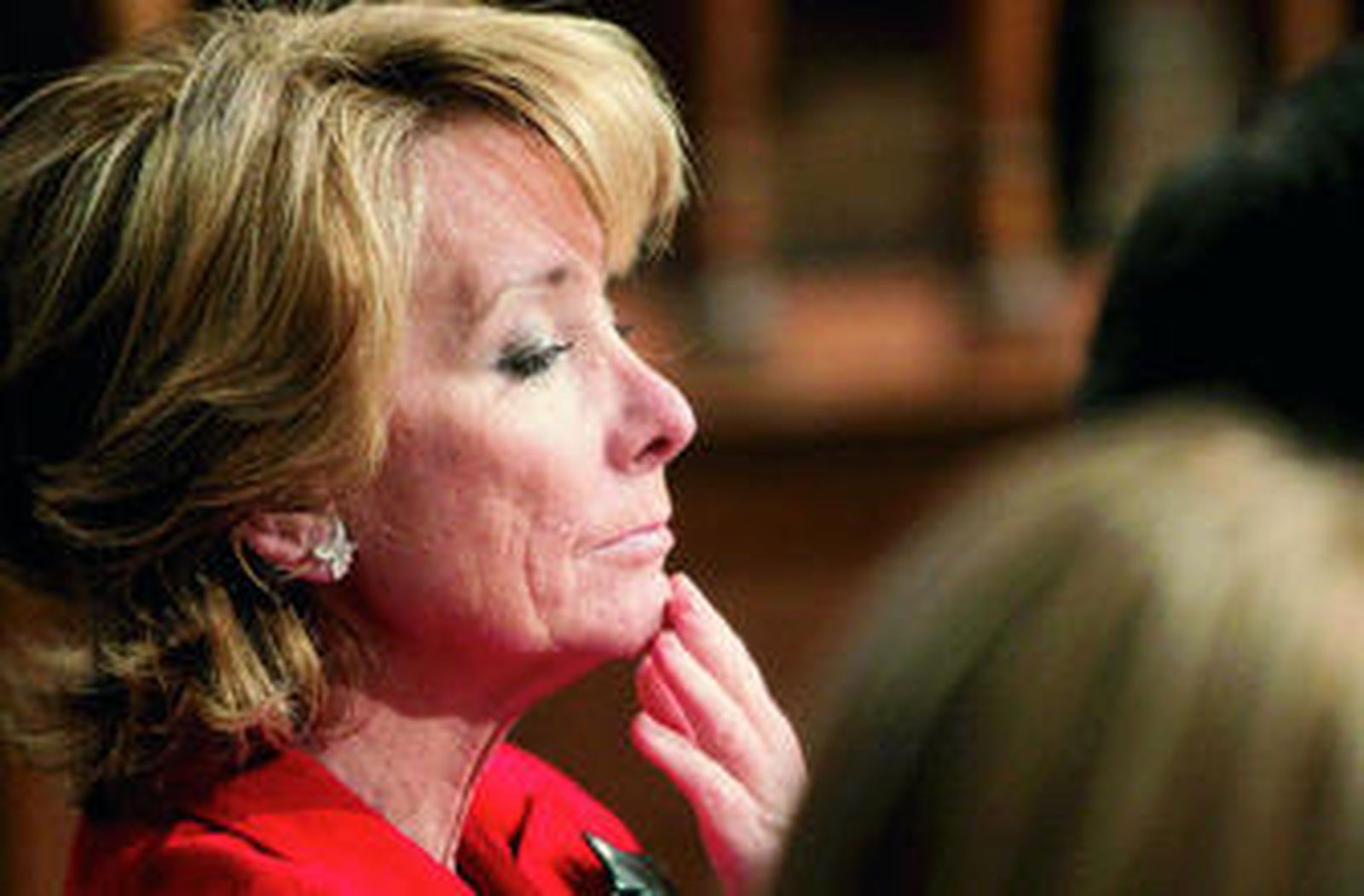 Aguirre medita ayer durante la entrega de unos premios de la Comunidad de Madrid.