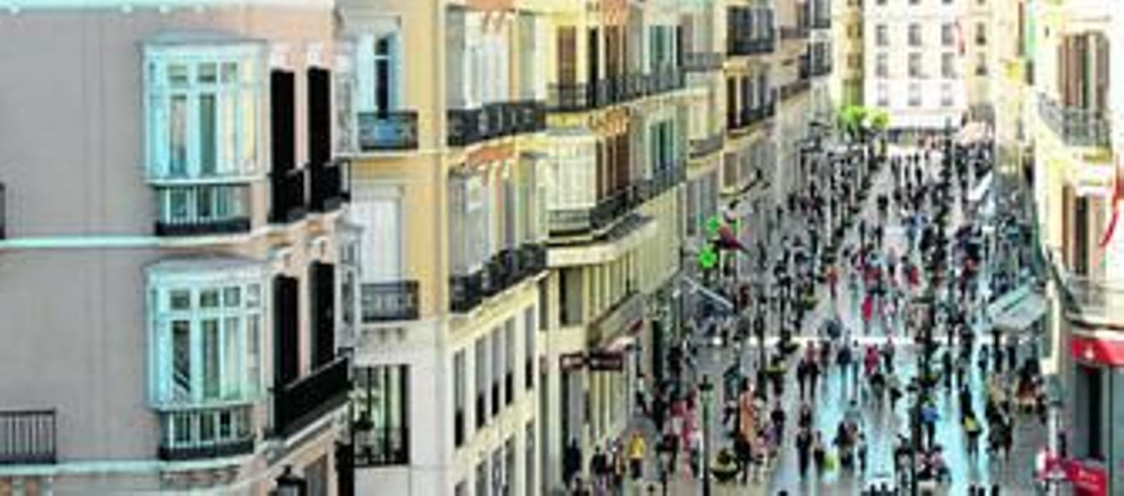 Vista de la calle Larios y de decenas de peatones deambulando por ella.