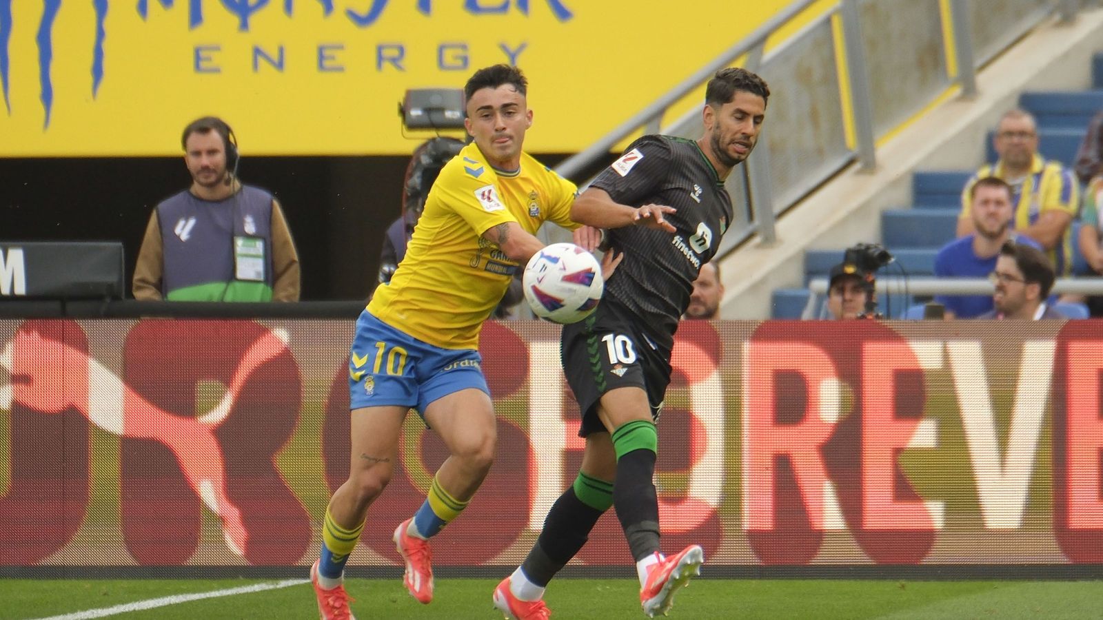 Ayoze disputa el balón con Moleiro.