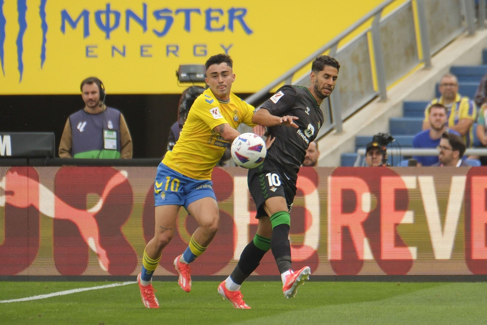 Ayoze disputa el balón con Moleiro.
