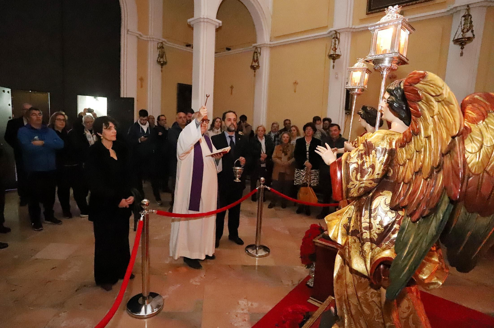 Imágenes de la presentación de dos ángeles ceriferarios en la Hermandad del Calvario