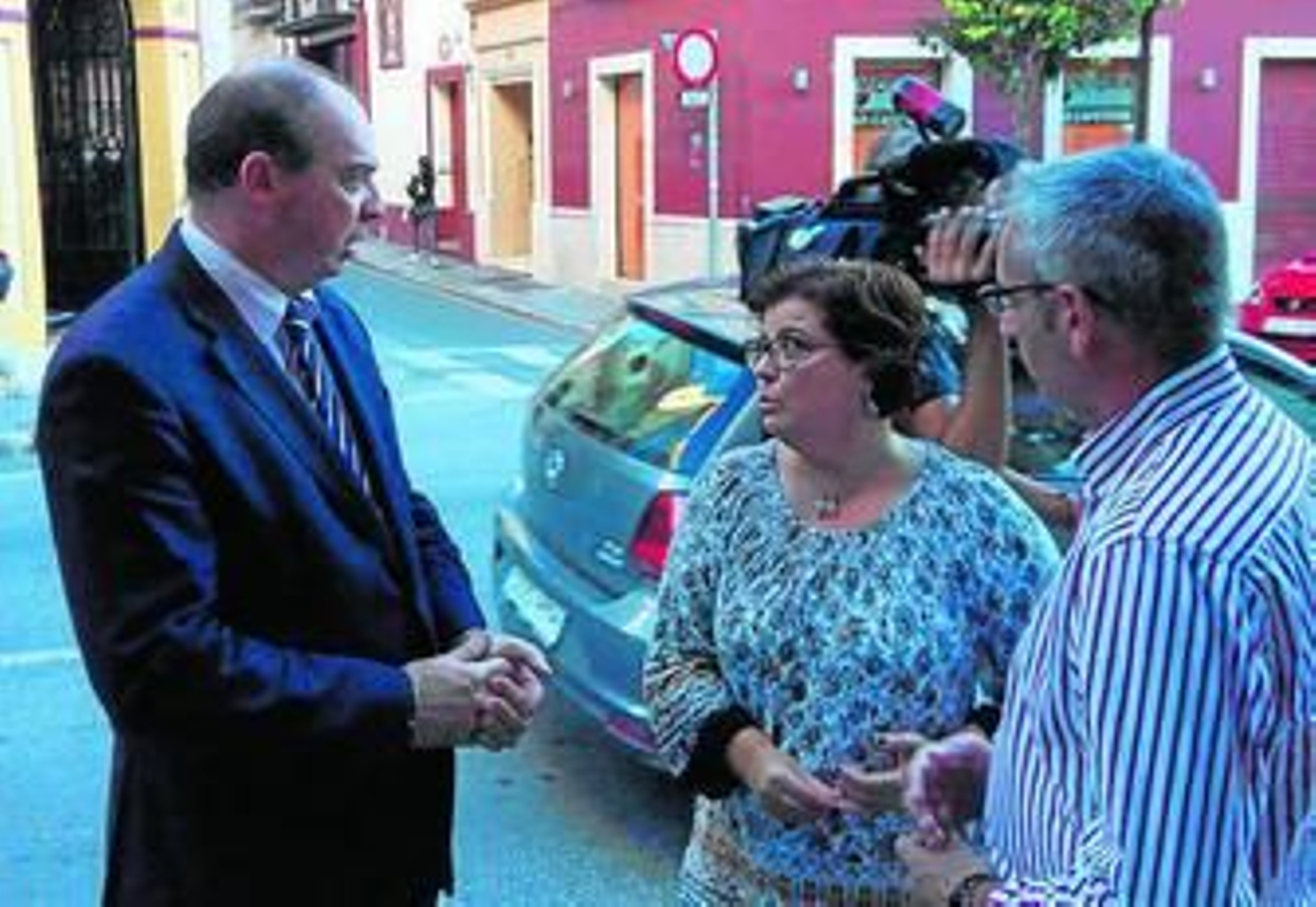 La madre de la niña, Eva Reduello, en el centro junto a su abogado y el representante de una asociación.