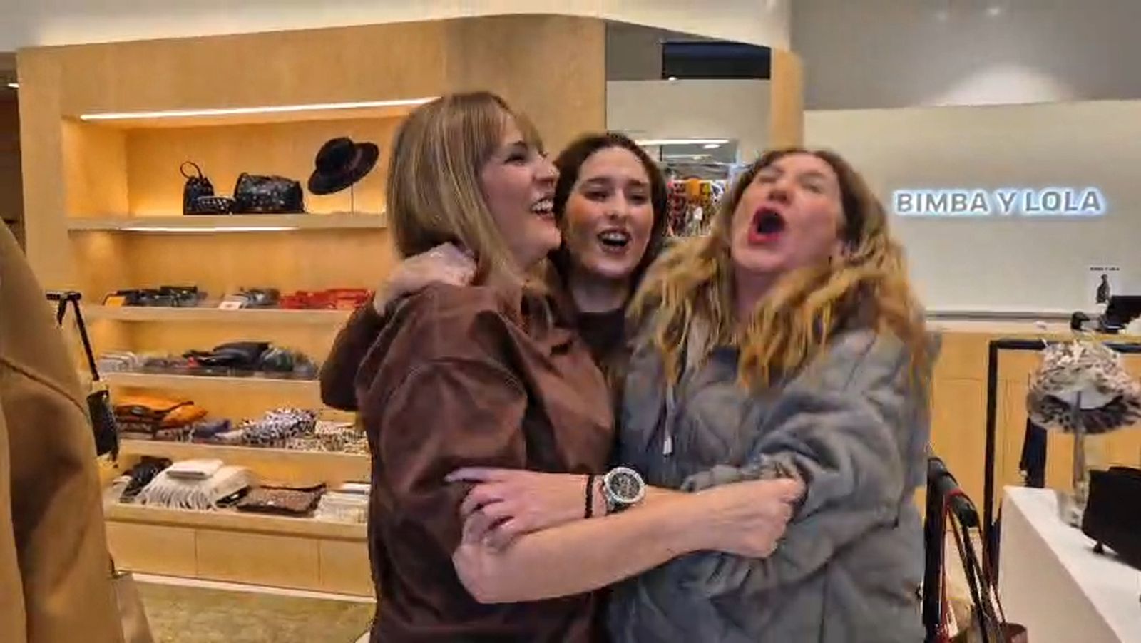 El segundo premio de la Lotería de Navidad deja mucha alegría en la tienda de Bimba y Lola en Cádiz