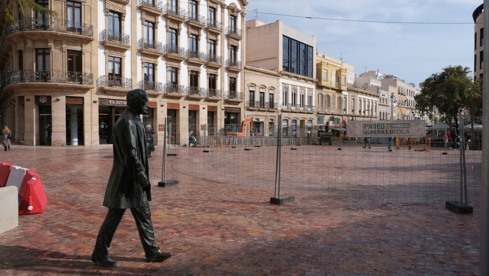La estatua de Nicolás Salmerón parece caminar junto a la nueva fuente de la Puerta Purchena vallada.
