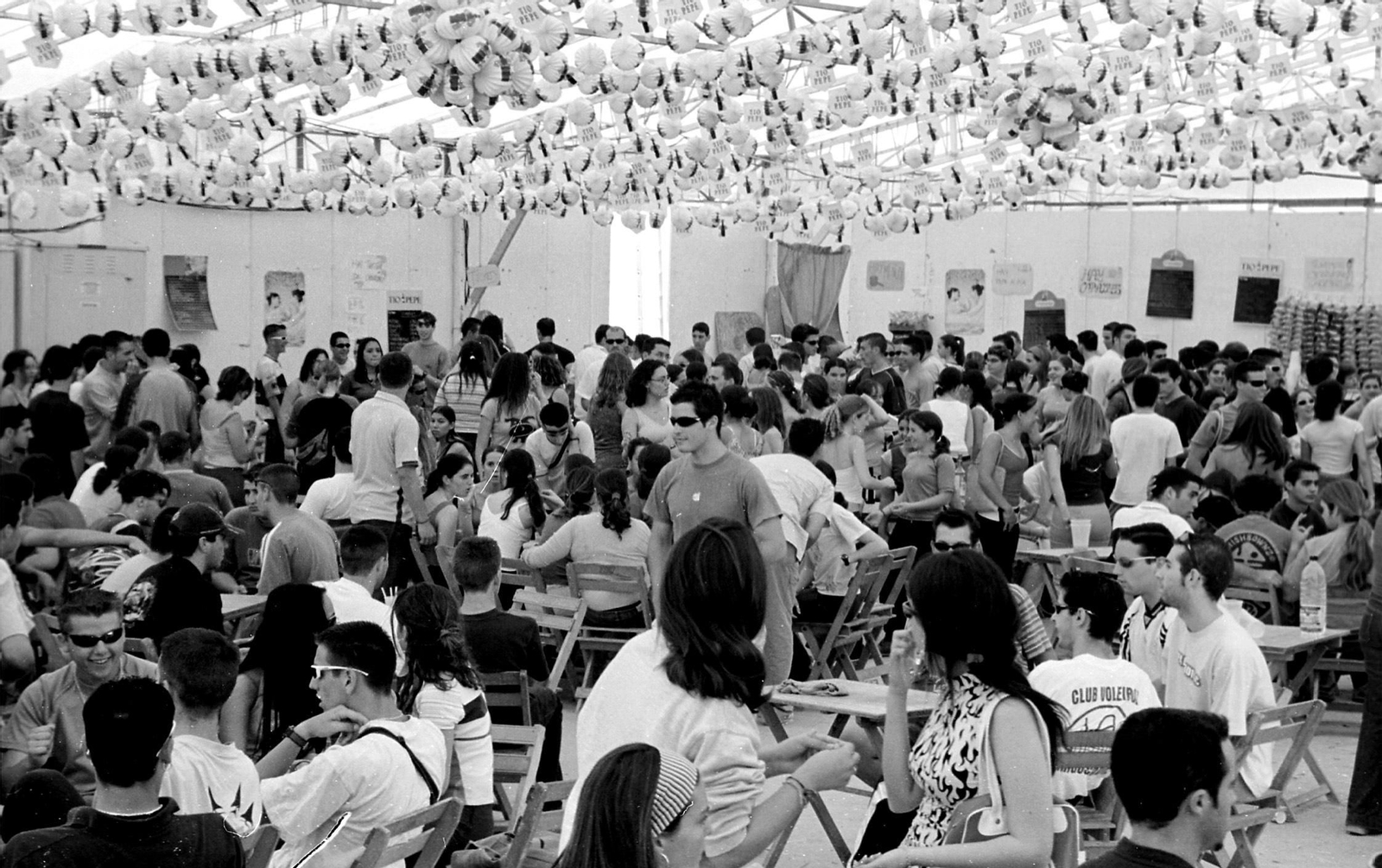 2002. Ambiente de una caseta a la hora del almuerzo