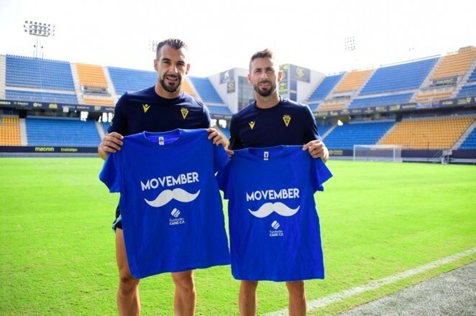Negredo (i) y José Mari con la camiseta de 'Movember'