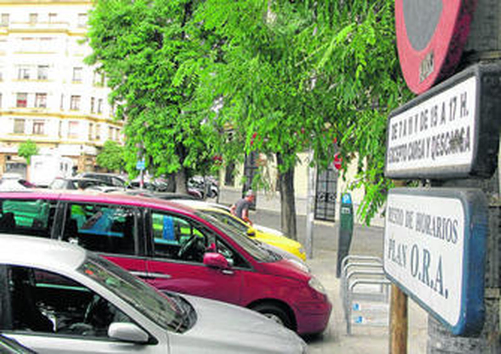 Una placa limita el horario de la carga y descarga en el Prado de San Sebastián.