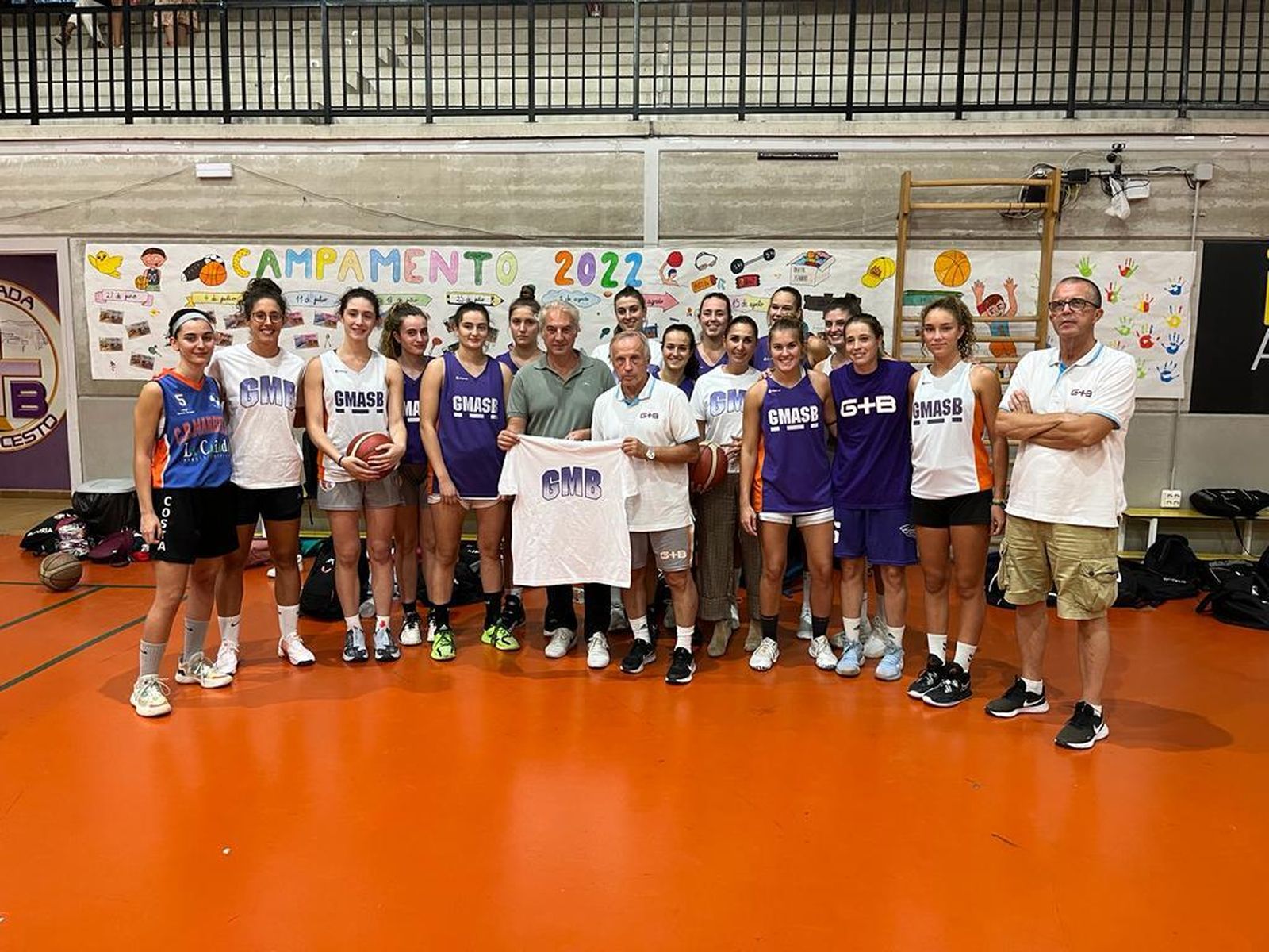 José Antonio Huertas junto a Antonio Gómez Nieto y la plantilla del GMASB femenino.