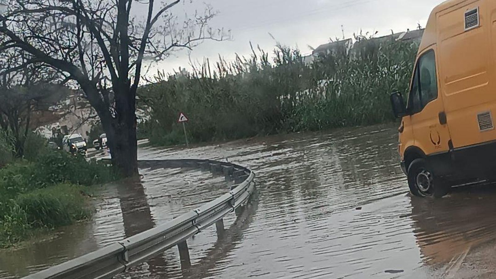 Inundación en la carretera de Benamocarra