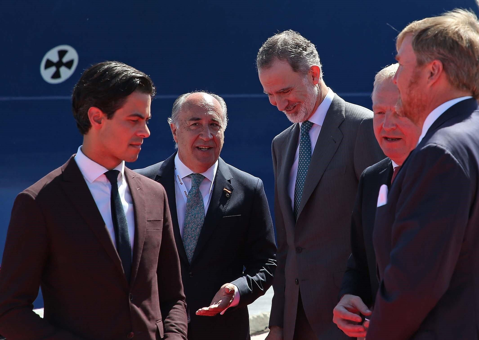José Ignacio Landaluce dialoga con el rey Felipe VI este miércoles en el Puerto de Algeciras.