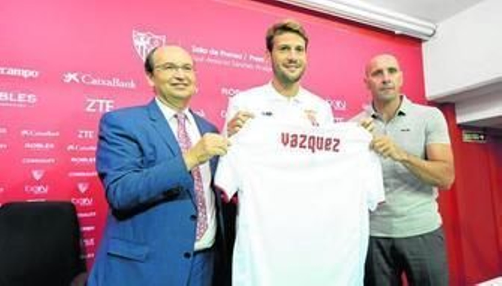 José Castro y Monchi posan con Franco Vázquez durante su presentación.