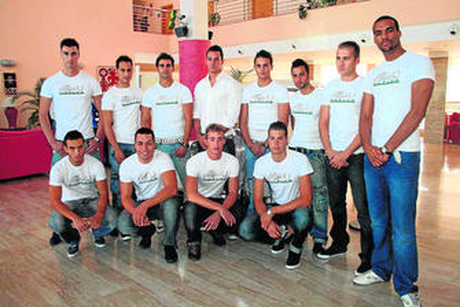 Los apirantes a Mister Huelva 2009, junto a Israel Rodríguez (4º por la izquierda), actual Mister Huelva.