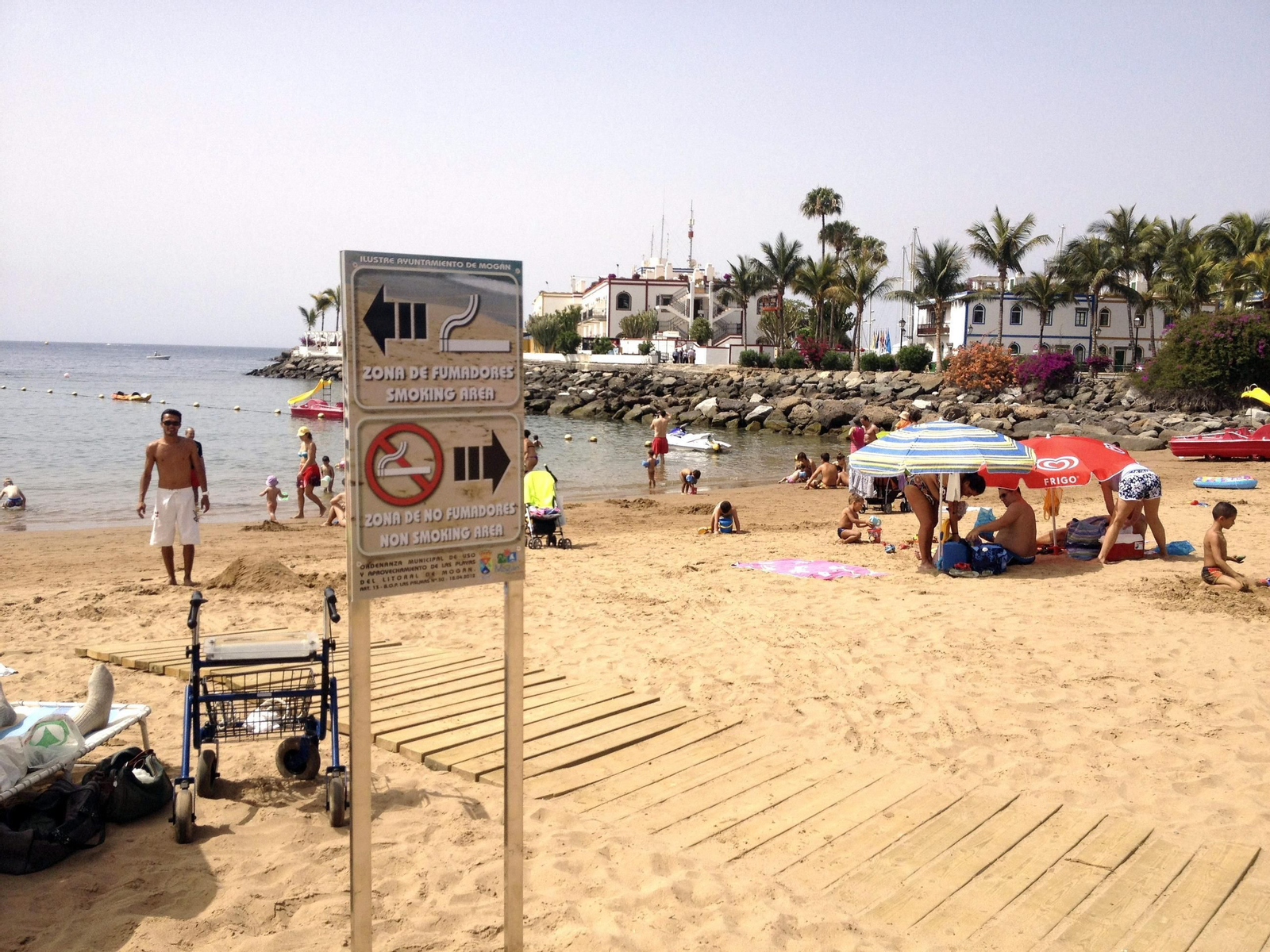 En algunas playas canarias hay carteles en los que se condena a aquellas personas que fuman en la playa, por lo que se les ha habilitado un espacio para ellos