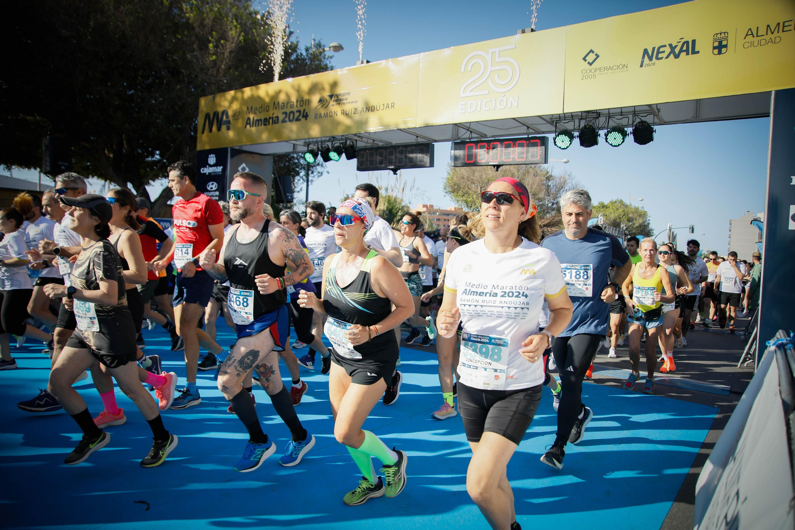 Imágenes de la salida de la Media maratón Ciudad de Almería
