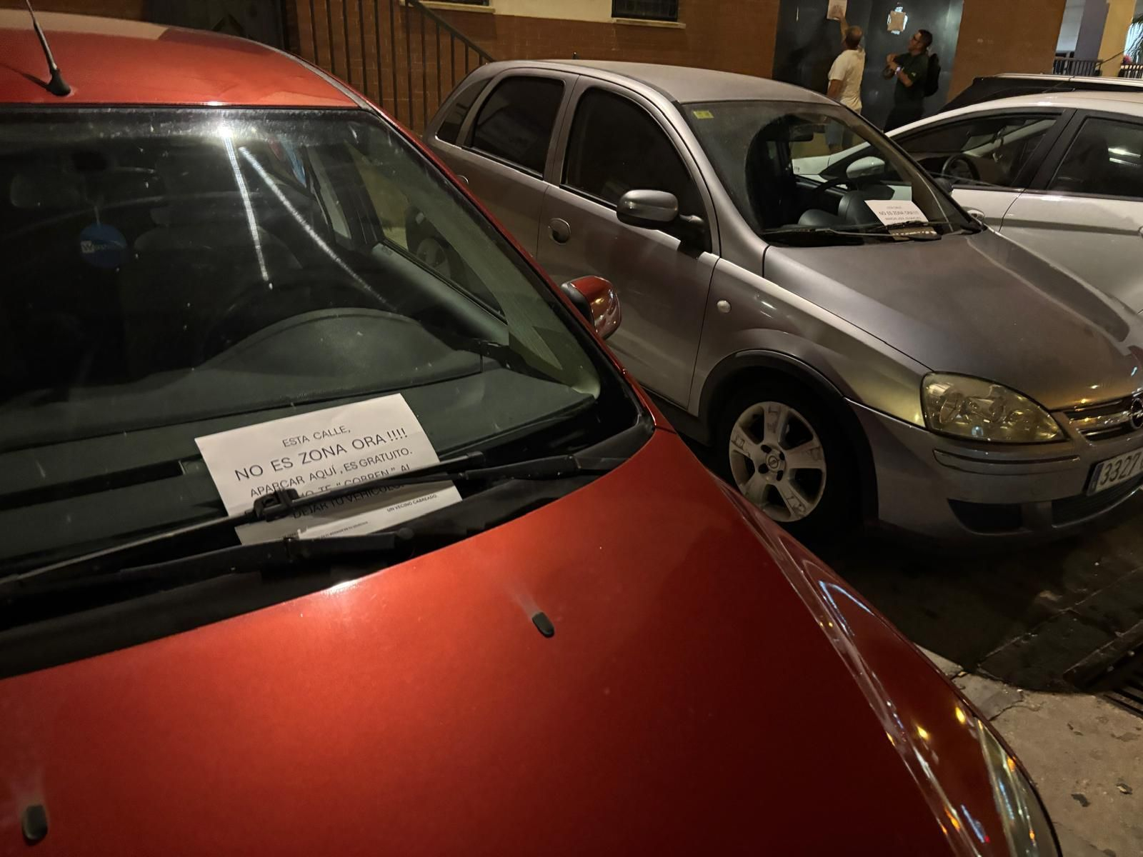 Carteles colocados sobre los vehículos.