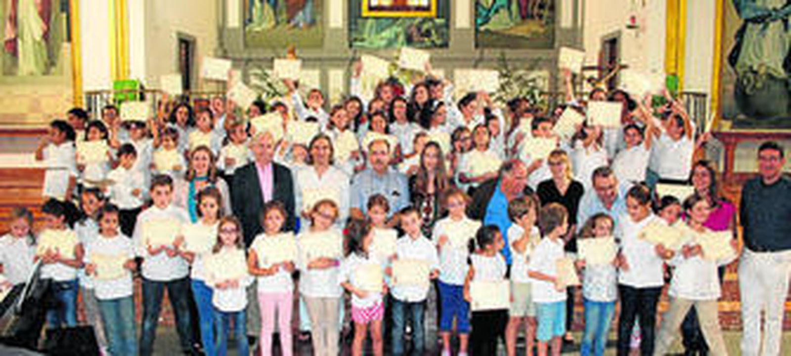 Alumnos y profesores de las escolanías posan juntos en el acto.