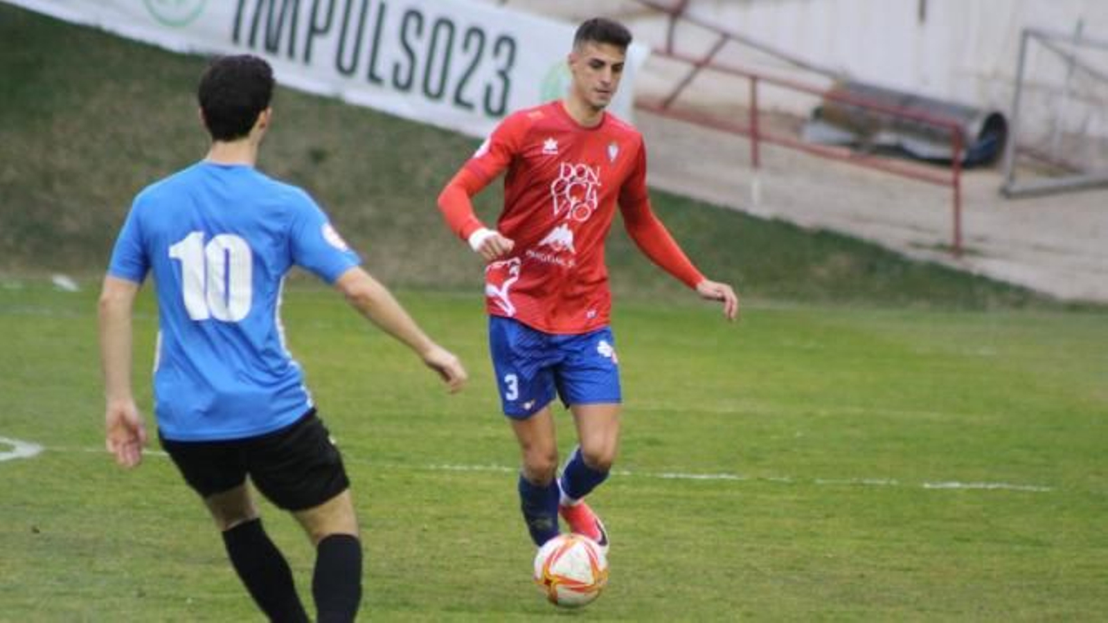 Rubén Gómez conduce el esférico en su etapa en el Villarrobledo.