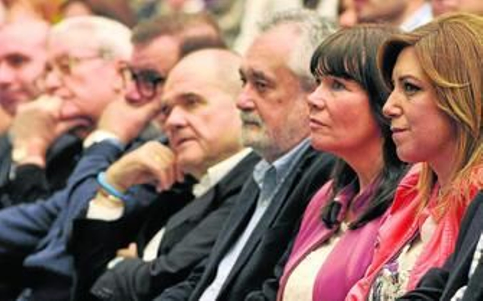 Susana Díaz, en un acto junto a José Antonio Griñán y Manuel Chaves; entre ellos, Micaela Navarro.