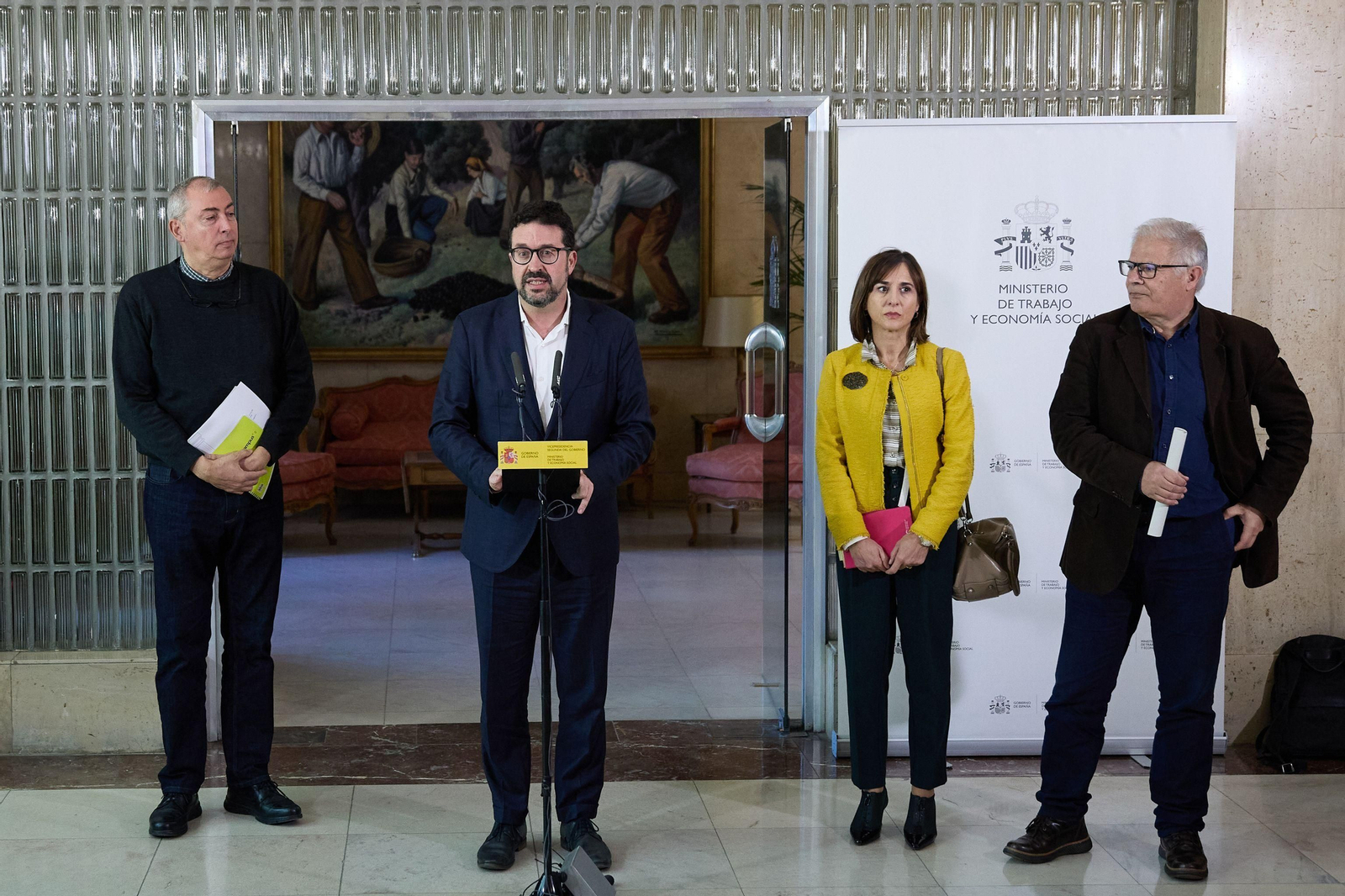 El secretario de Estado de Trabajo, Joaquín Pérez Rey, ofrece ante el micro una rueda de prensa tras una reunión del Ministerio de Trabajo con CCOO, UGT, CEOE y Cepyme, en la sede del Ministerio.