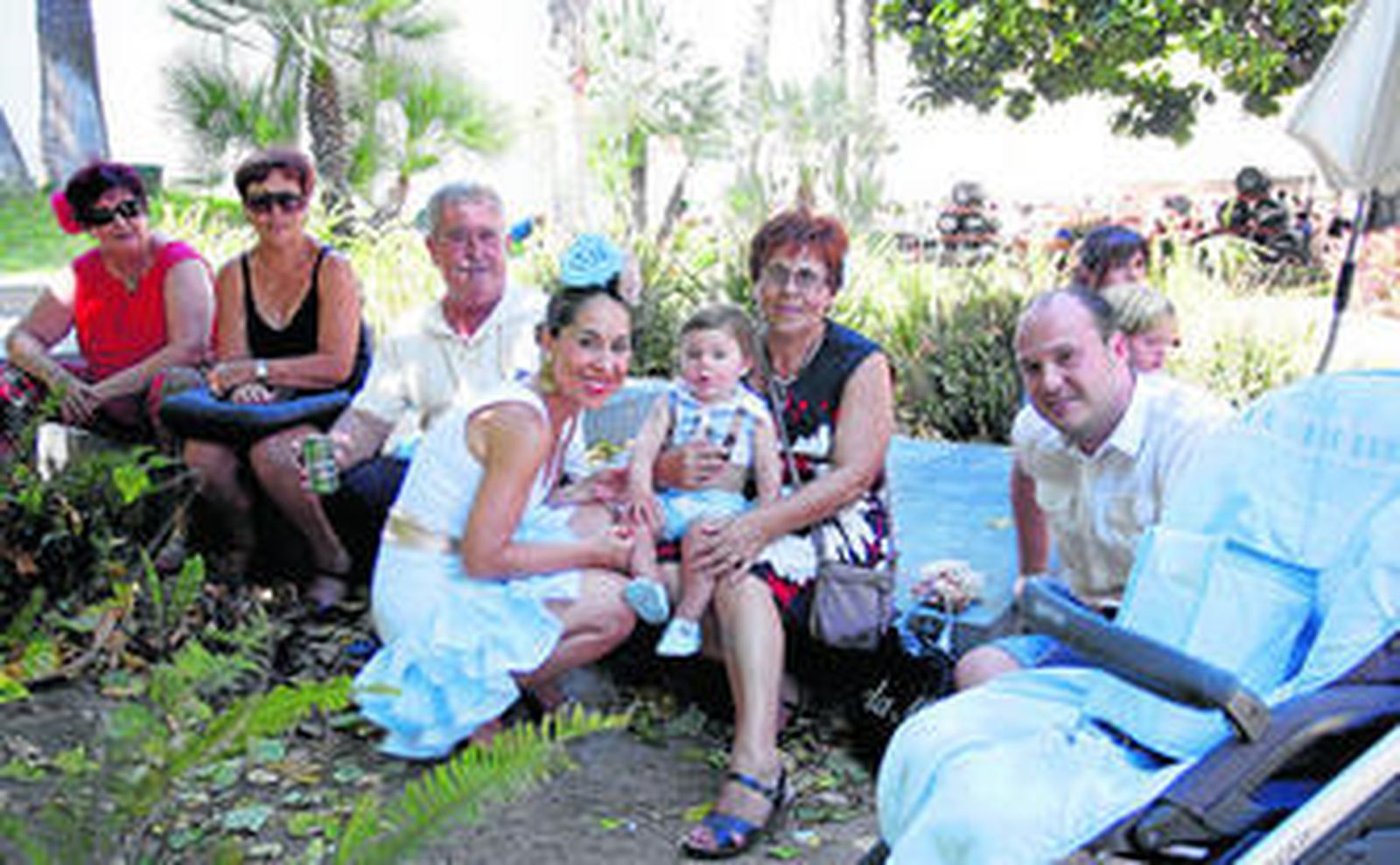 Juan Carlos junto a su familia en la calle Alcazabilla, disfrutando de la Feria Mágica.