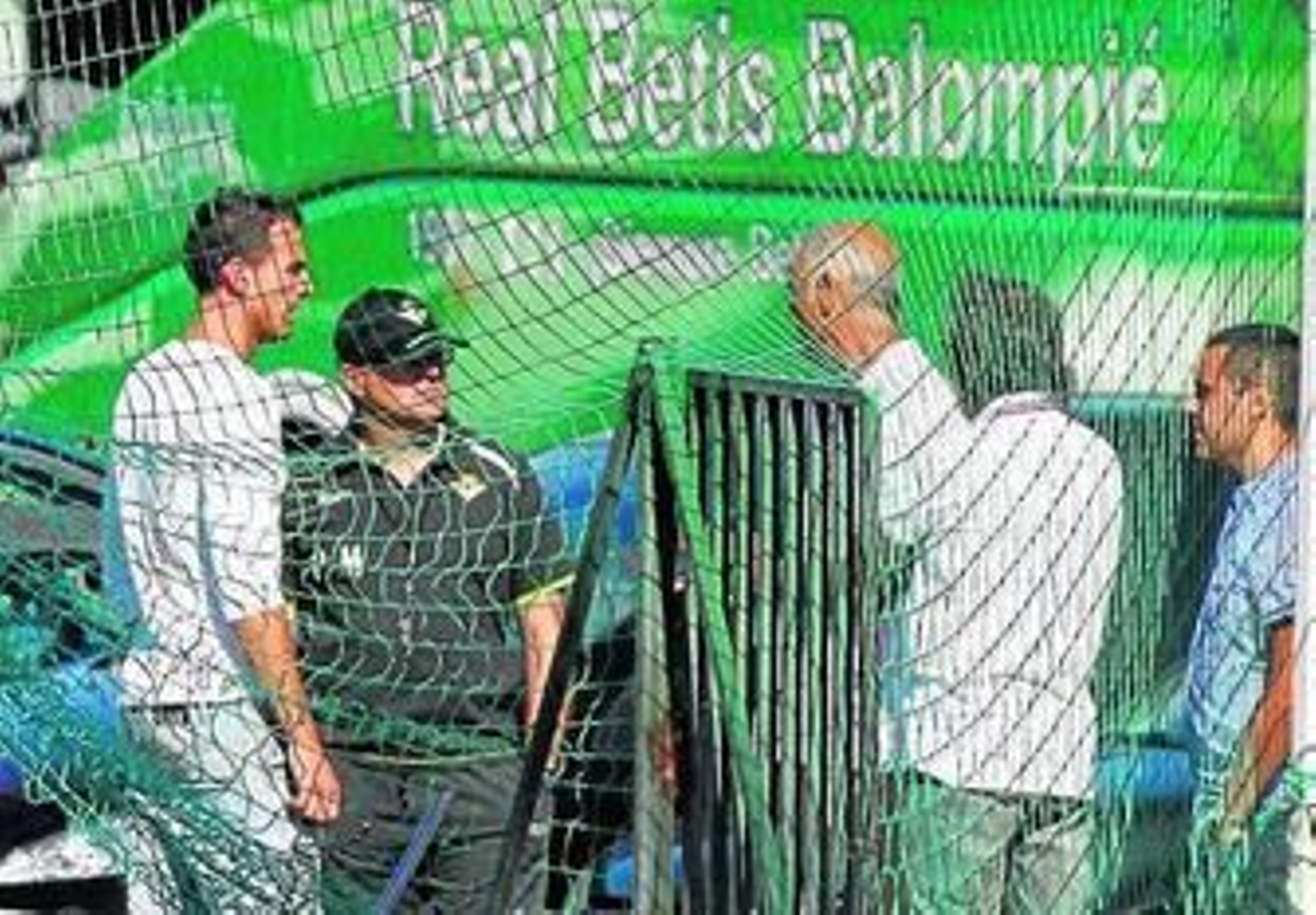 Amaya dialoga con Mel y Calero en la ciudad deportiva.