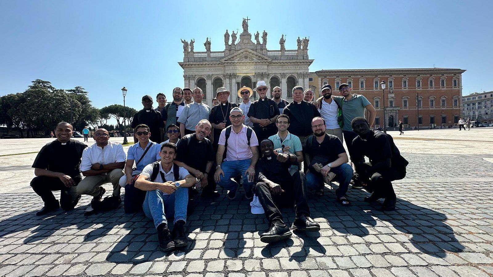Imagen de la expedición del Obispado de Cádiz en Roma estos días. Imagen de la expedición del Obispado de Cádiz en Roma estos días.