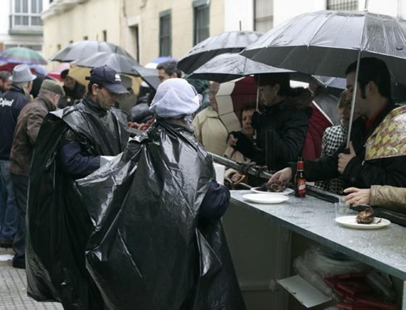 Las precipitaciones provocaron una baja afluencia de personas a la cita precarnavalera y la suspension de las actuaciones previstas. 

Foto: Jesus Marin