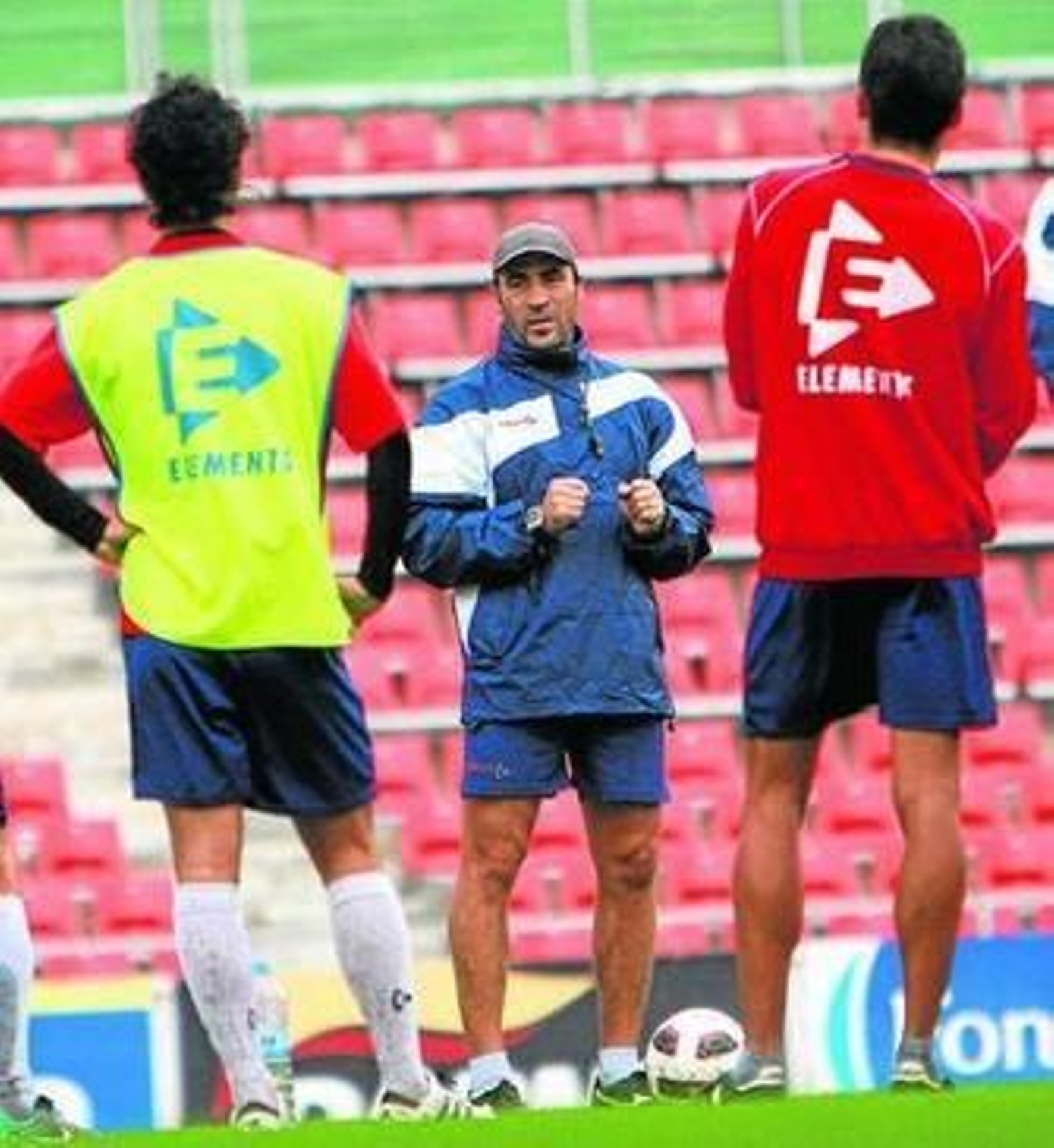 Raú Agné, técnico del Girona, entrena a puerta cerrada.