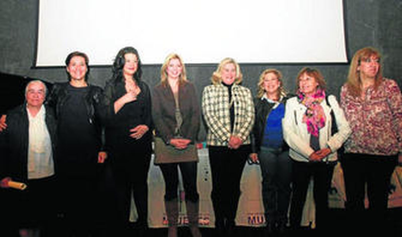 Sor Joaquina, Mariam Grande y representantes del Centro Municipal de Planificación, en la entrega de premios.