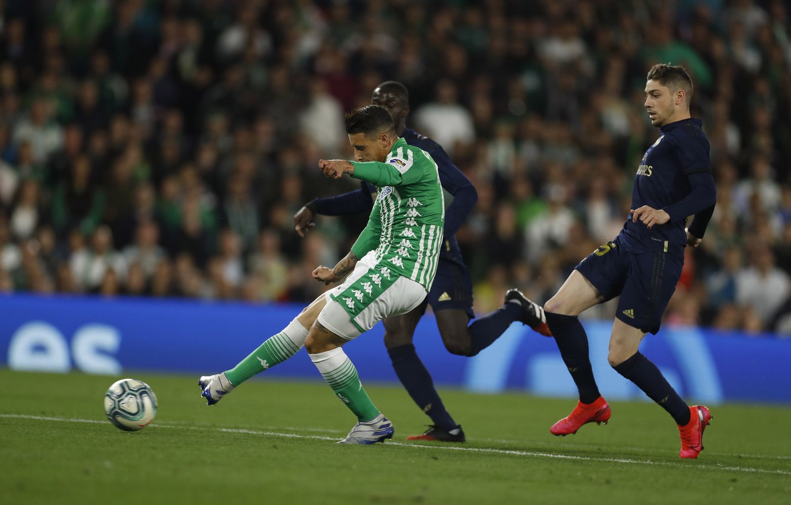 Tello remata con el interior para batir a Courtois.