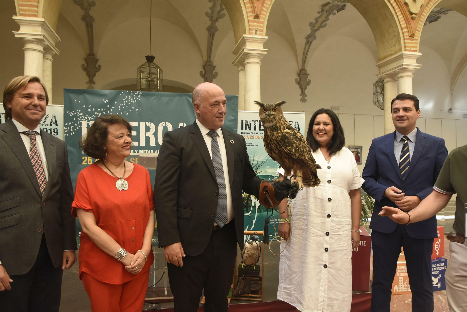 El presidente de la institución provincial, Antonio Ruiz, sostiene una rapaz.