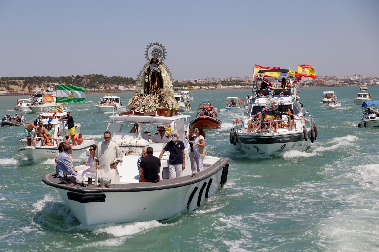 La Virgen del Carmen de Gallineras y su cortejo durante la procesión marítima. La Virgen del Carmen de Gallineras y su cortejo durante la procesión marítima.