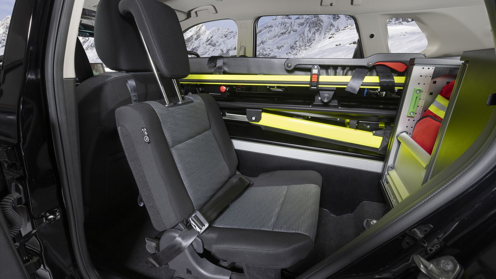 Las modificaciones, asimismo, incluyen al interior, en el que se puede transportar una camilla.