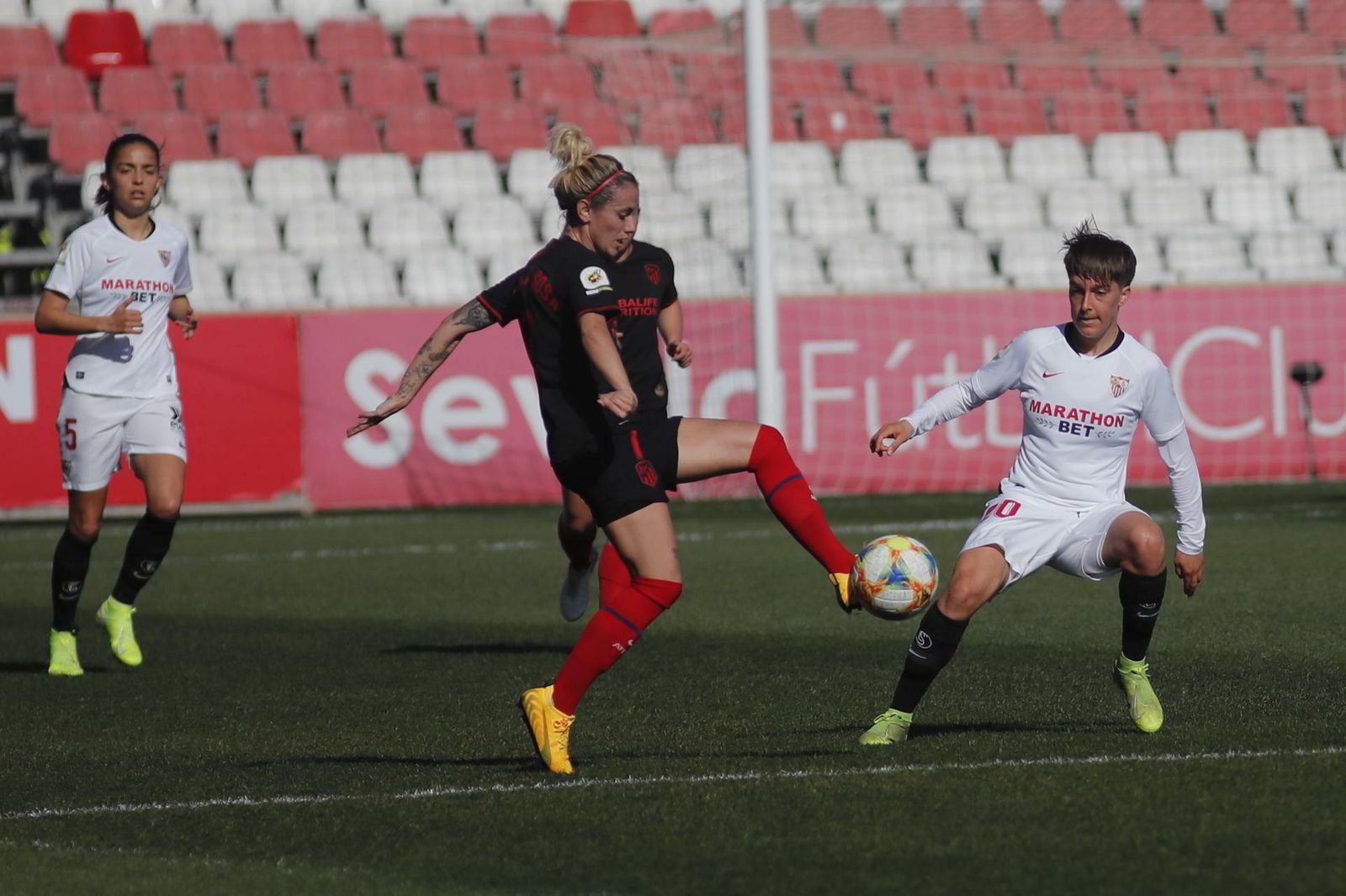 La atlética Ángela Sosa golpea con zurda ante la presión de la local Claire Falknor.
