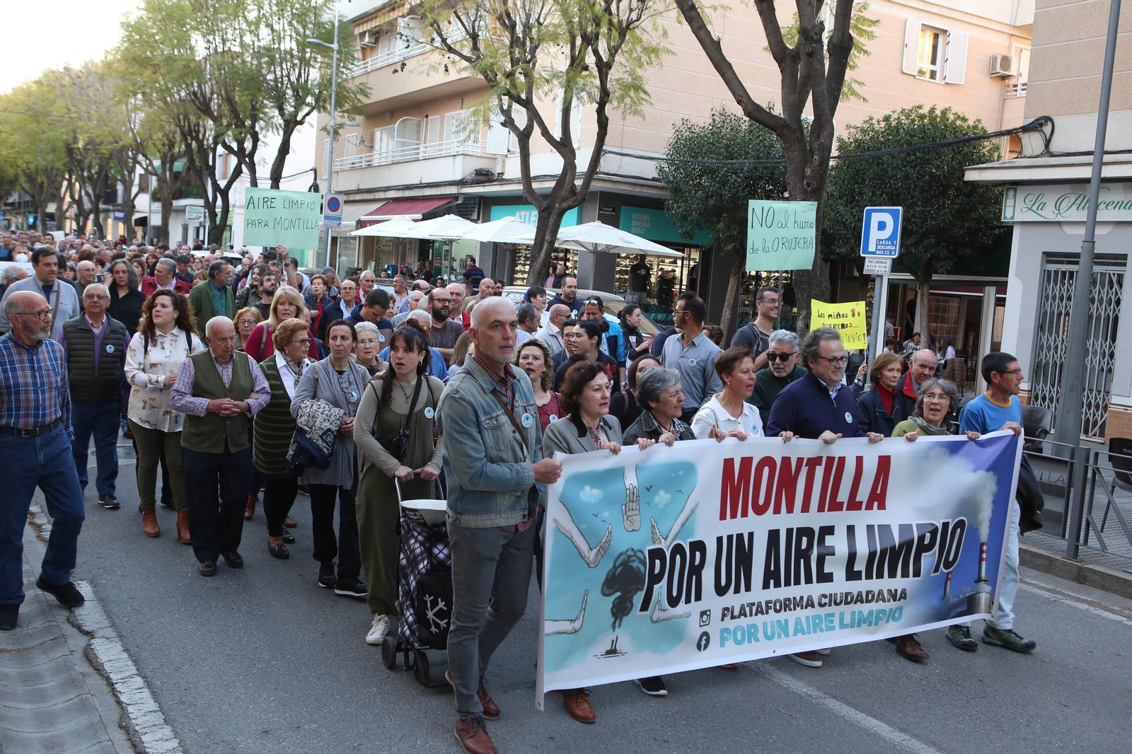 La manifestación de los vecinos de Montilla contra la orujera, en imágenes