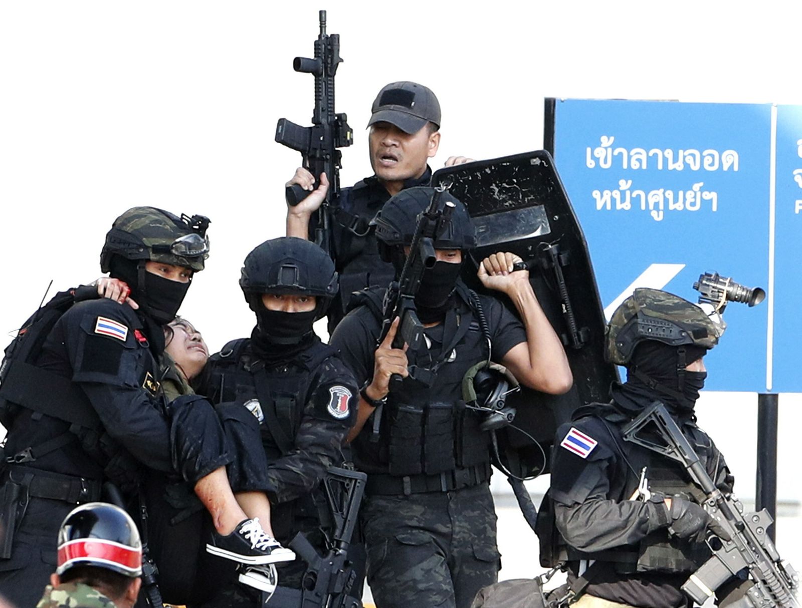 Las fuerzas de seguridad tailandesas se preparan para intervenir.