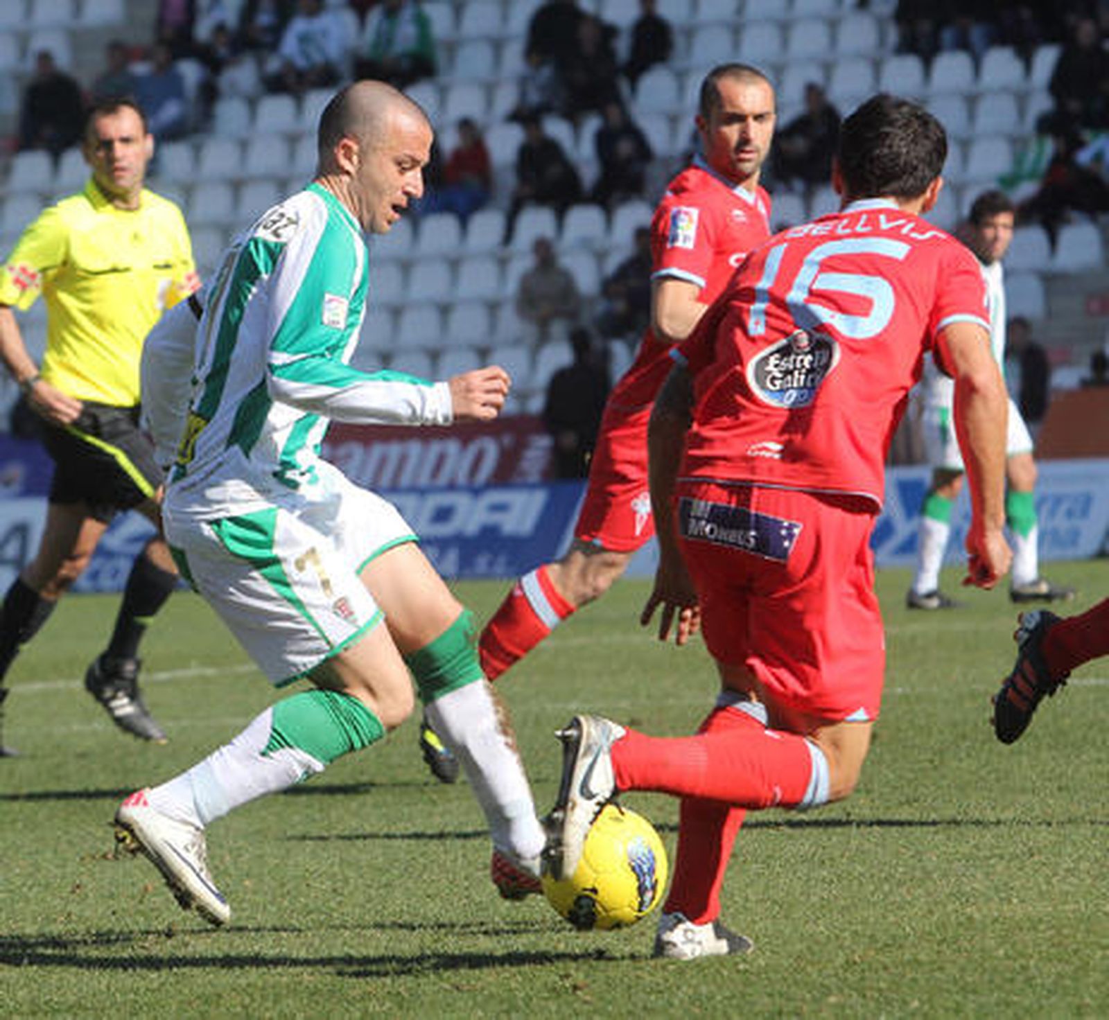 El Córdoba no puede coronar con una victoria su dominio ante el Celta de Vigo en el Arcángel (0-0). / José Martínez