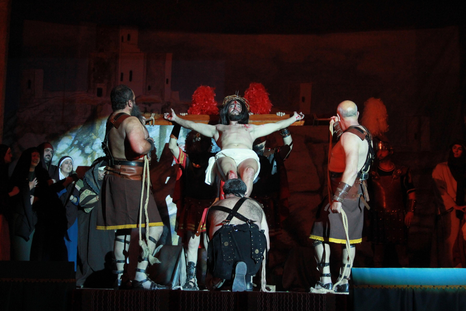 Un momento de la escena de la crucifixión, durante la representación de El Paso, ayer en Iznájar.