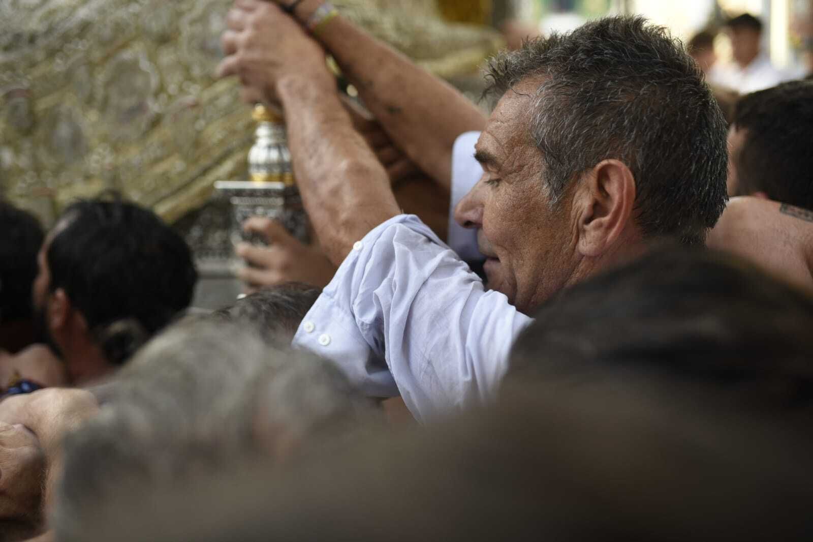 La Virgen del Rocío avanza por las calles de Almonte, en imágenes