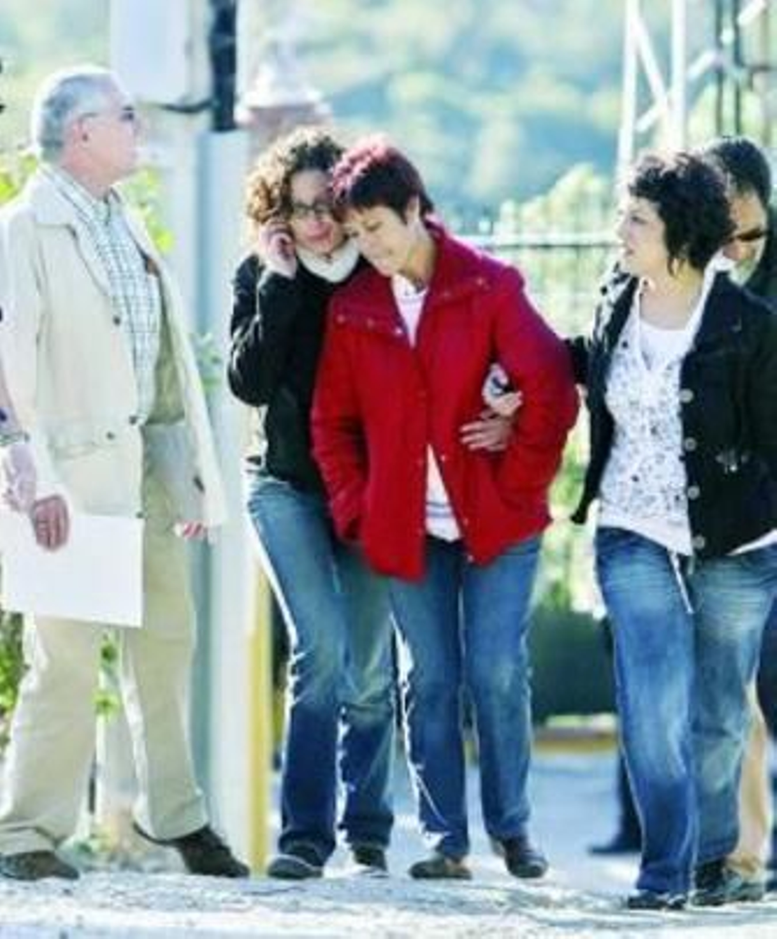 Un agente tranquiliza a Ángel, hermano de Francisca.