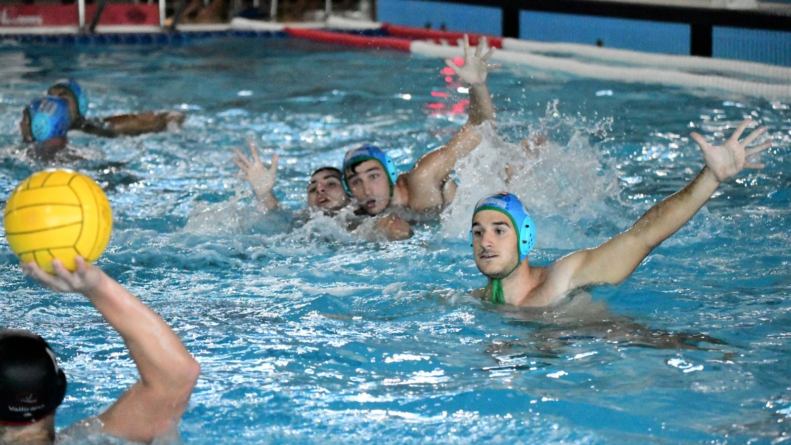 El Dos Hermanas PQS se defiende de un ataque del Vallirana.