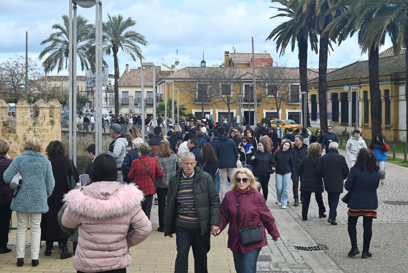 Las calles de Córdoba se llenan de gente con la tregua de la lluvia, en imágenes