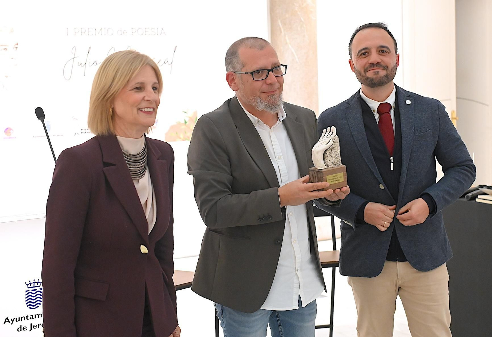 Sandro Luna, con el premio junto a María José García-Pelayo y Francisco J. Márquez, presidente de Pie de Página.