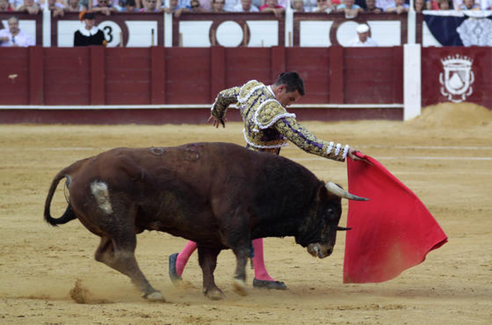 Manzanares, toreando con la derecha, ayer en La Malagueta. 

Foto: Migue Fernandez