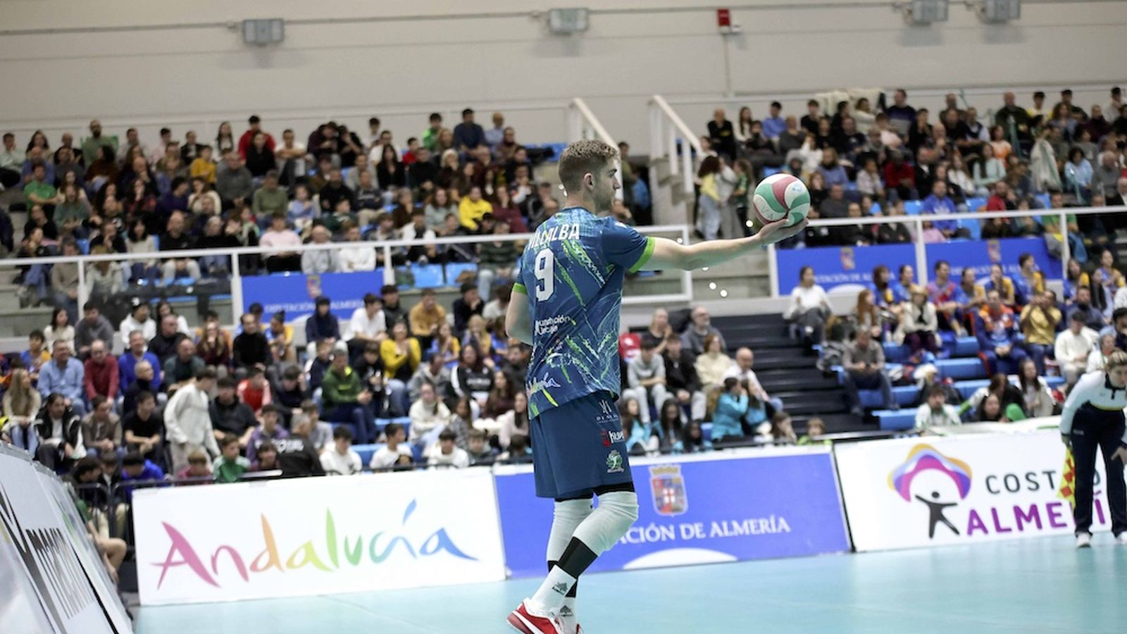 Pepe Villalba se dispone a realizar un saque durante un partido celebrado en el Moisés Ruiz.