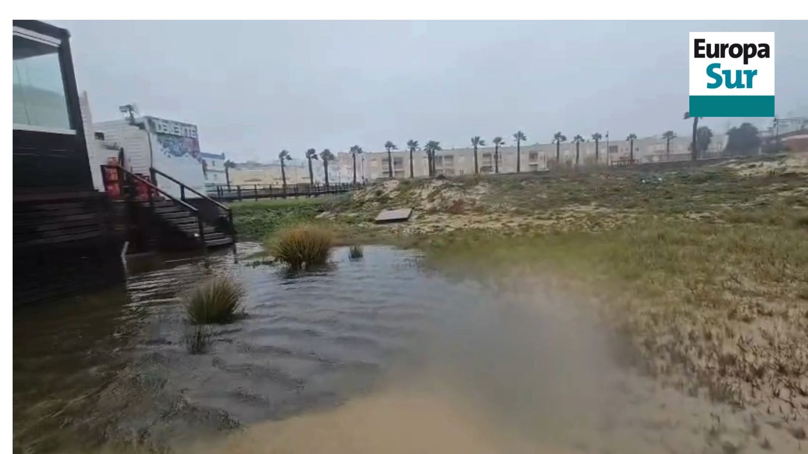 La borrasca Leonardo engulle la playa de Los Lances de Tarifa y el agua llega hasta los chiringuitos