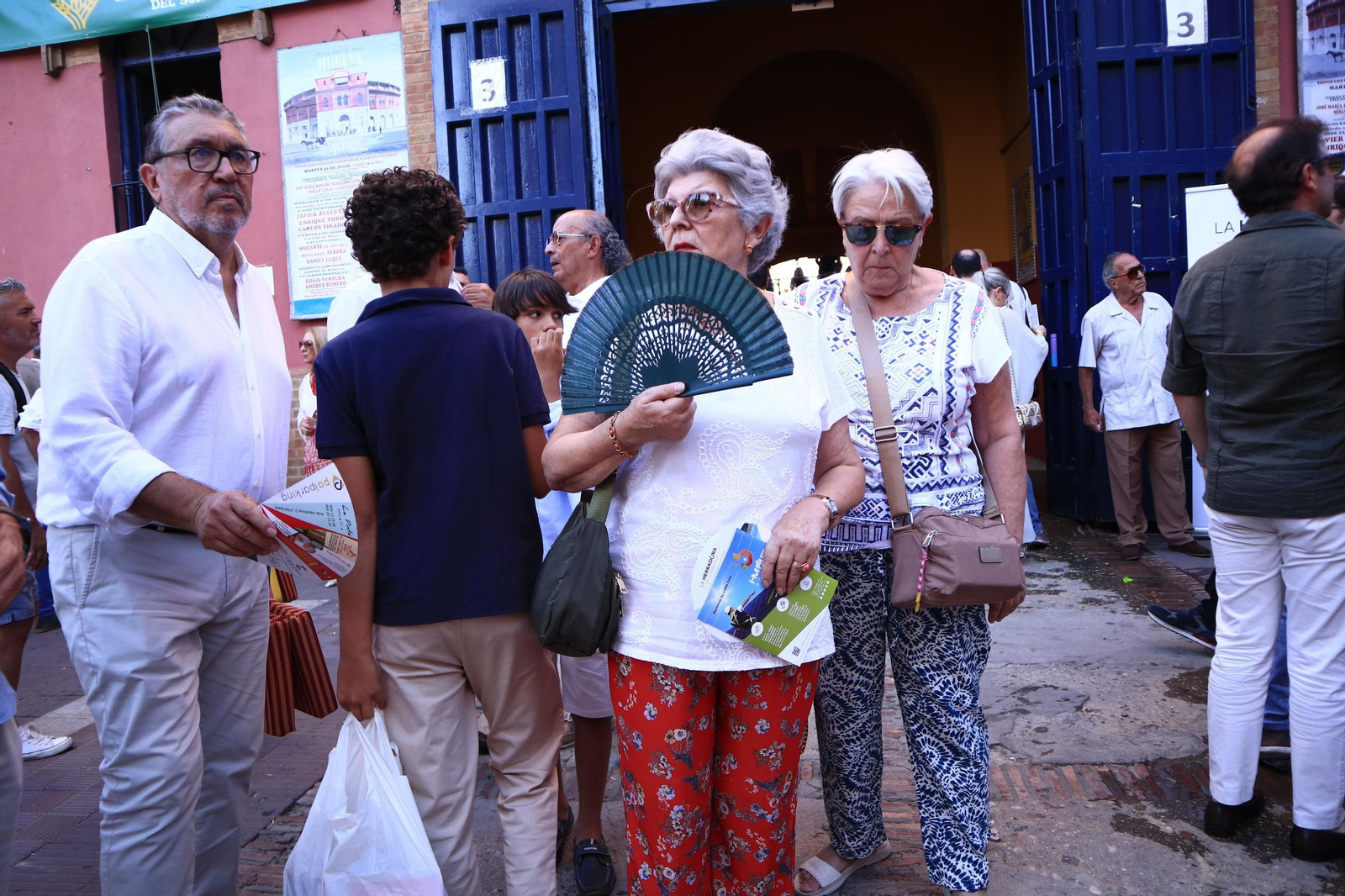 Imágenes de ambiente en el tercer día de toros en Huelva
